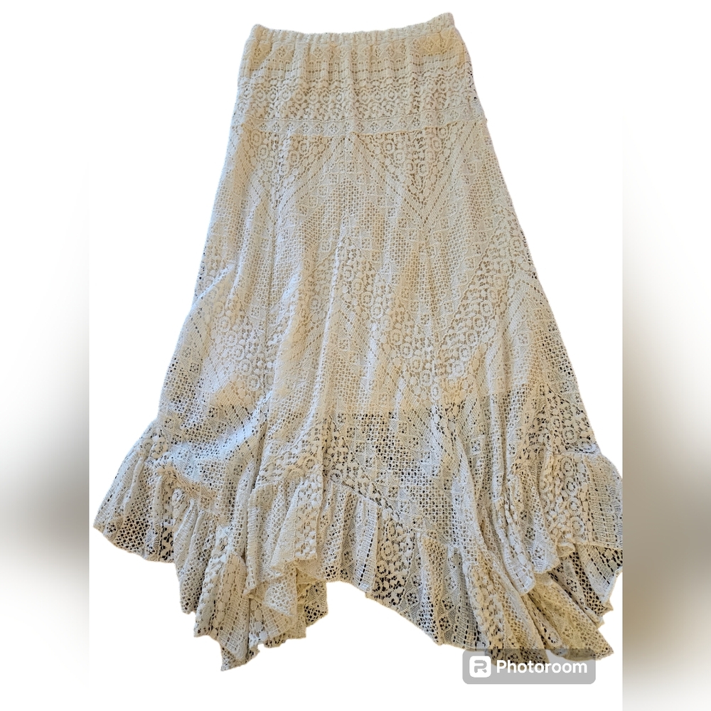 Solitaire cream lace shirt with a hankerchief hem size large.